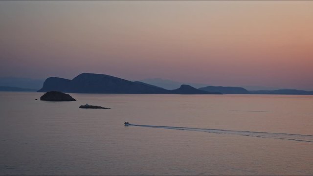 Bonito atardecer en la isla griega de hydra, mucha tranquilidad y barcos a la distancia