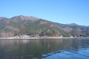河口湖と山々