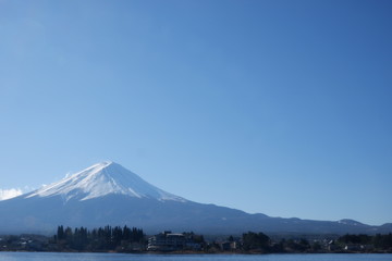雪の積もった富士山