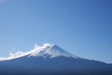 雪の積もった富士山