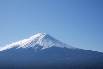 Fototapeta na wymiar 雪の積もった富士山