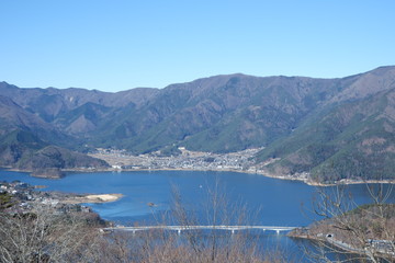 河口湖と山々