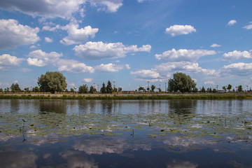 Obraz premium Snow-white clouds over the Volga. Yaroslavl. The Golden ring of Russia.