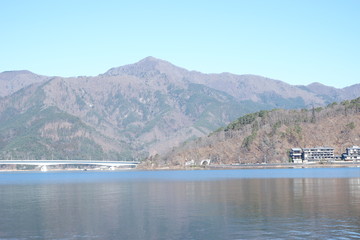 河口湖と山々