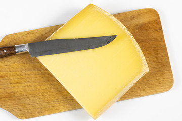 tranche de cantal sur un fond blanc