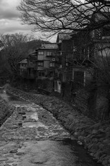 温泉街　モノクロ