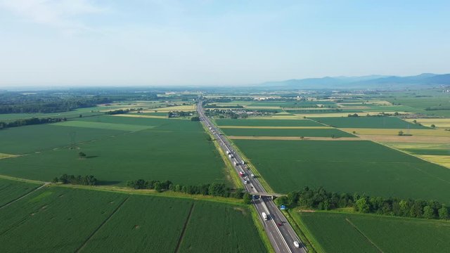 Autoroute qui traverse la plaine d'Alsace au milieu des champs et des vignes