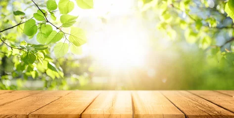 Poster Lente mooie achtergrond met groene, sappige jonge bladeren en lege houten tafel in de natuur buiten. Natuurlijke sjabloon met schoonheid bokeh en zonlicht. © Laura Pashkevich