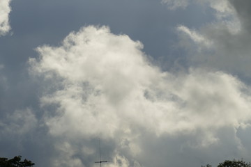 Dunkle und weisse Wolken, Dramatisch bewölkter Himmel