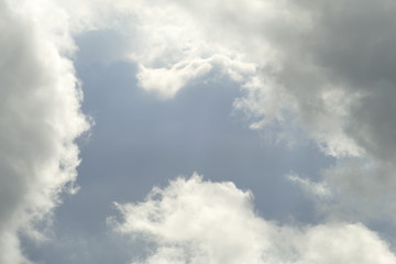 Dunkle und weisse Wolken, Dramatisch bewölkter Himmel