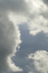 Dunkle und weisse Wolken, Dramatisch bewölkter Himmel