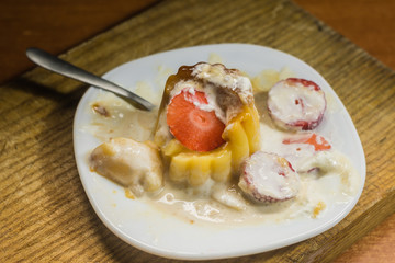 postre flan de vainilla con fresas y nata en plato blanco
