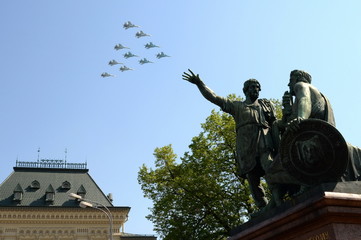 Obraz premium Rehearsal of the Victory day celebration in Moscow. Flying aircraft over red square. Su-34 bombers, su-35S and su-30SM fighters