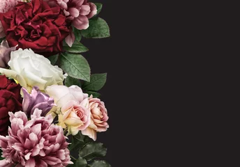 Blumenbanner, Kopfzeile mit Kopierbereich. Weiße und rote Rosen, dunkelrosa Pfingstrose, Chrysantheme isoliert auf dunklem Hintergrund. Natürliche Blumentapete oder Grußkarte. © RinaM