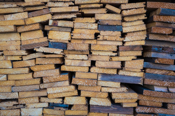 Gestapelte Holzbretter / Sägewerk