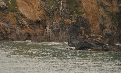 En Bretagne imposants rochers le long de la côte bretonne couverts d'algues et de goemon