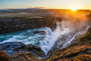アイスランド・グトルフォスの滝と朝焼け