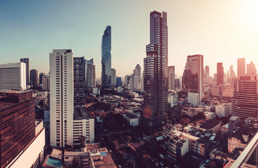 Obraz premium sunset rooftop view skyline bangkok twilight, office buildings, living, condominium in bangkok city skyline top view Downtown and business office bank financial in capital city of thailand asian 