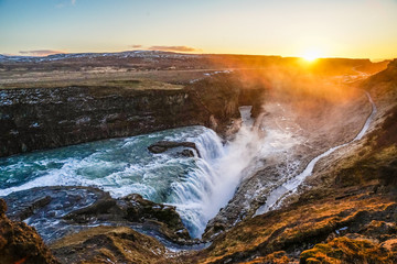 アイスランド・グトルフォスの滝と朝焼け