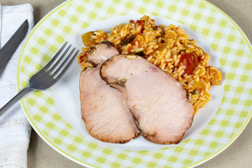 assiette de riz, ratatouille niçoise et rôti de porc