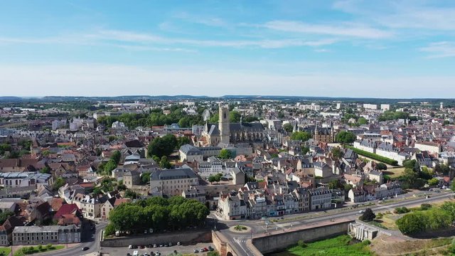 Vue rapproch&eacute;e de la Loire et de Nevers avec son pont de Loire
