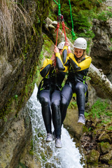 Zwei Teenager beim Abseilen im Canyon