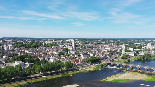 Vue large en rotation de la Loire et de Nevers avec son pont de Loire	