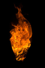 Fuego naranja en un fondo negro