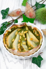 tartelette aux épinards et poire, parsemée de pignons de pin