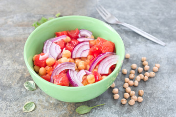 Kichererbsensalat mit Zwiebeln und Tomaten