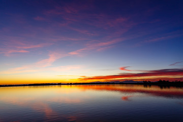 Obraz premium Paisaje al atardecer en embalse artificial del Canal de Páramo Bajo, León, España.