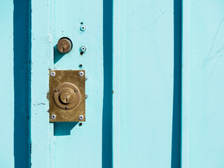 primer plano de cerradura en porto de color celeste