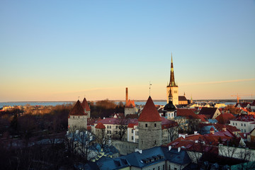 Obraz premium View of Tallinn from the Patkuli site on a winter sunny evening