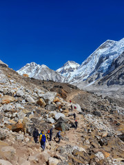 Trekker auf dem Weg vom Dorf Gorak Shep zum legendären Ort - Everest Base Camp (EBC). Solokhumbu, Nepal, Himalaya