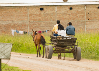 Personas en Carro Tirado Por Caballo © ClauZerr