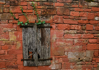 collonges la Rouge: vieille maison en pierres