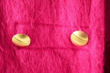 Detail, Ausschnitt - Riegel mit Goldknöpfen - Pink Mohair 