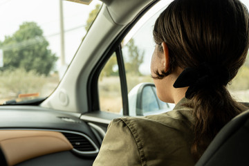 Fototapeta na wymiar Mujer joven copiloto en auto