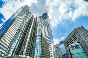 香港の高層ビル群と晴天の空
