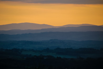 étagement de collines le soir