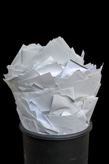 Abschaffung von Papier im Büro für modernen und effektivem Workflow dargestellt mit einem vollen...