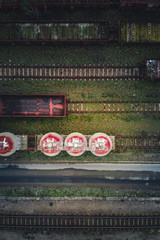 Wagony kolejowe na torach © Groosheck