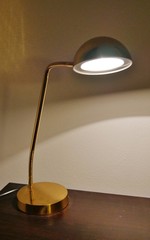 Lampe steht auf Klavier