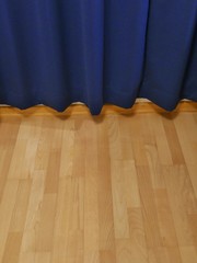Blauer Vorhang auf Parkett