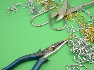 lavoro manuale, attrezzi per la lavorazione del metallo con catene e ganci in acciaio 