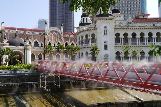 Wassersprühanlage Brücke Laluan Kolonial Maurische Architektur Kuala Lumpur