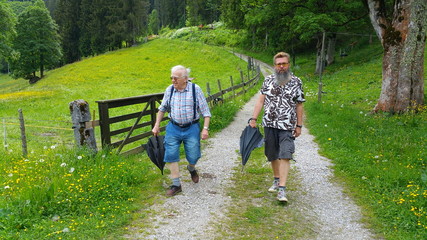 Fototapeta premium Männerspaziergang in den Bergen