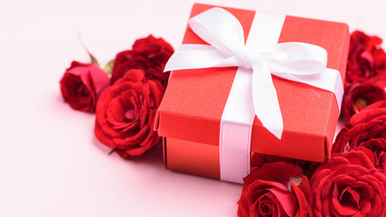 Obraz na płótnie Canvas Red gift box and red roses flowers for giving in special day