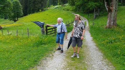 Fototapeta premium Männer spazieren in der Ramsau