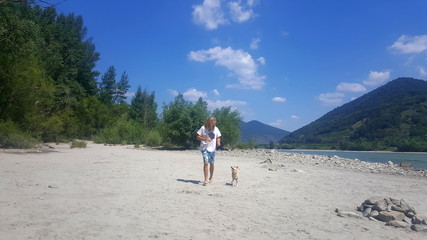 Mann mit Hund am Sandstrand